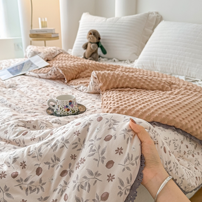 91家纺网 家纺一手货源 找家纺 花满路 2025新款亲肤柔软卡通系列豆豆被子被芯 硕果满园