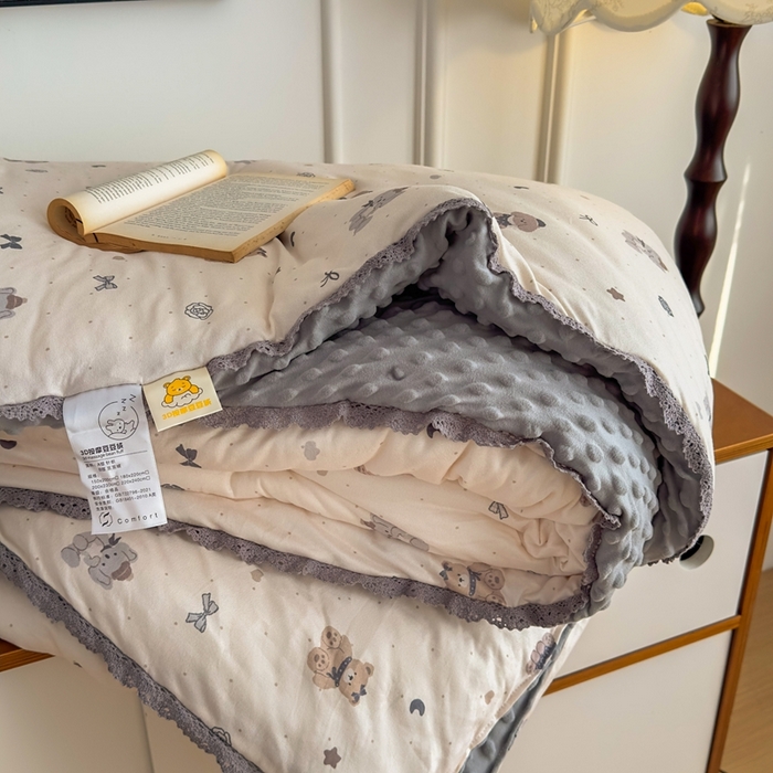 91家纺网 家纺一手货源 找家纺 花满路 2025新款亲肤柔软卡通系列豆豆被子被芯 小熊院长