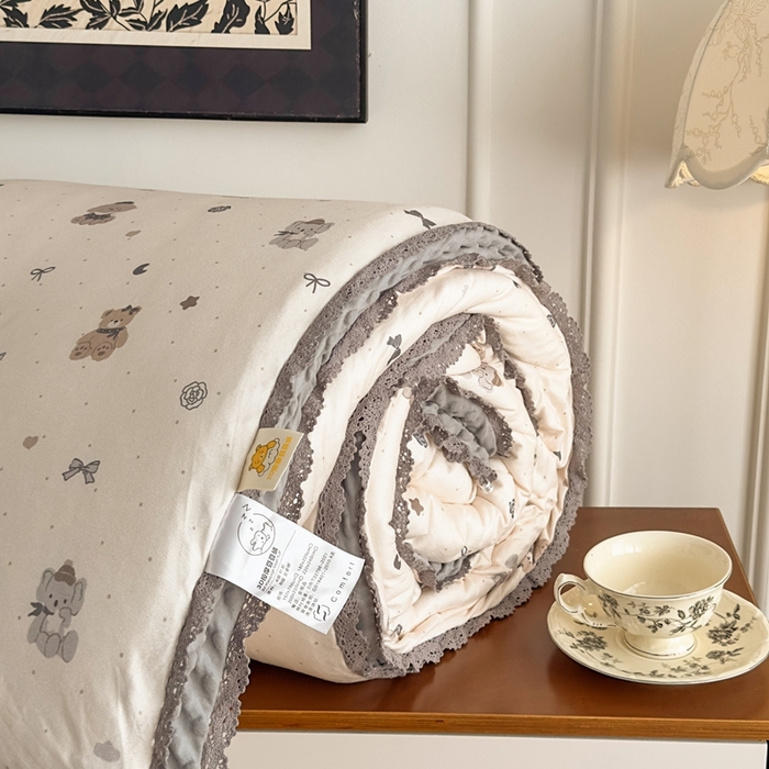 91家纺网 家纺一手货源 找家纺 花满路 2025新款亲肤柔软卡通系列豆豆被子被芯 小熊院长