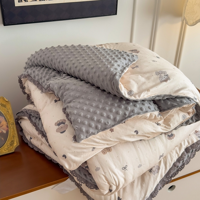 91家纺网 家纺一手货源 找家纺 花满路 2025新款亲肤柔软卡通系列豆豆被子被芯 小熊院长