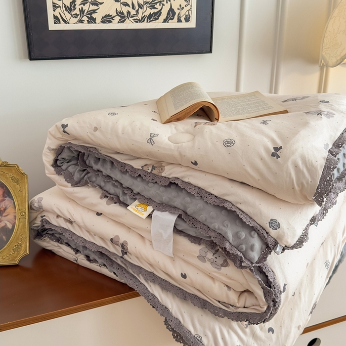 91家纺网 家纺一手货源 找家纺 花满路 2025新款亲肤柔软卡通系列豆豆被子被芯 小熊院长