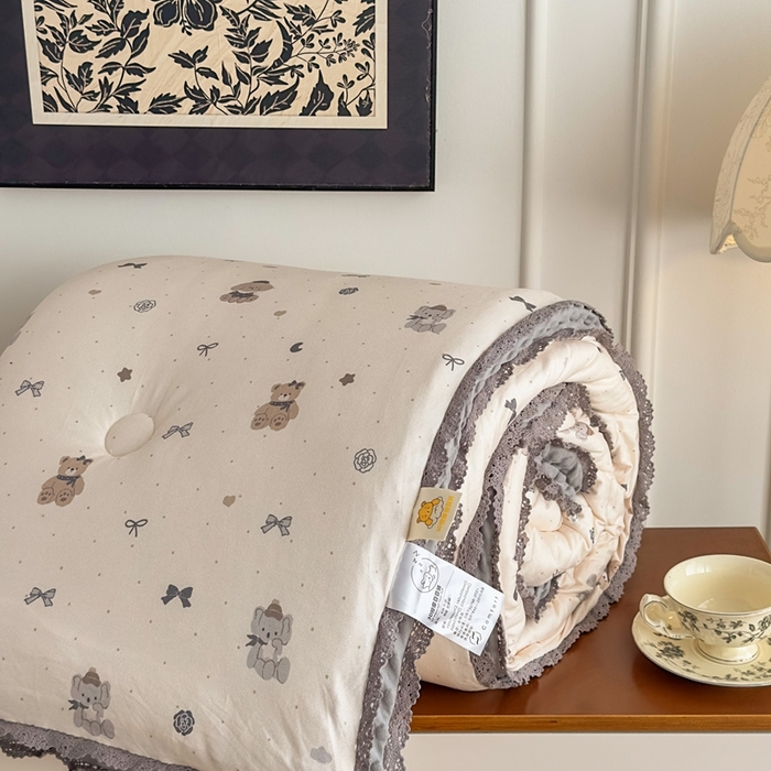 91家纺网 家纺一手货源 找家纺 花满路 2025新款亲肤柔软卡通系列豆豆被子被芯 小熊院长