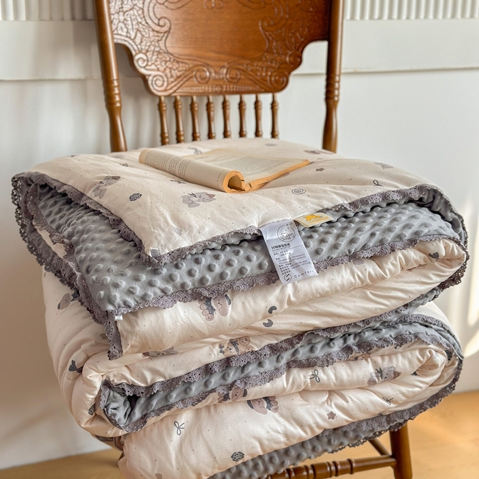 91家纺网 家纺一手货源 找家纺 花满路 2025新款亲肤柔软卡通系列豆豆被子被芯 小熊院长