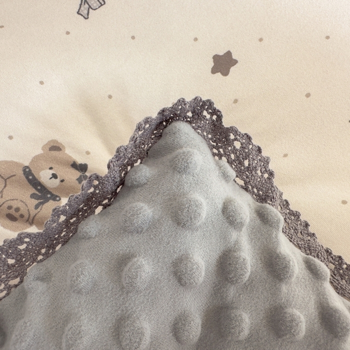 91家纺网 家纺一手货源 找家纺 花满路 2025新款亲肤柔软卡通系列豆豆被子被芯 小熊院长