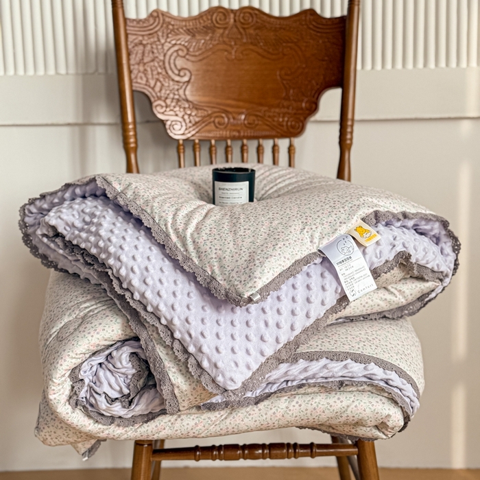 91家纺网 家纺一手货源 找家纺 花满路 2025新款亲肤柔软卡通系列豆豆被子被芯 紫色庄园