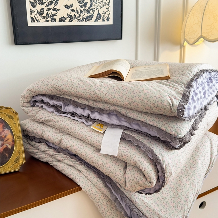 91家纺网 家纺一手货源 找家纺 花满路 2025新款亲肤柔软卡通系列豆豆被子被芯 紫色庄园