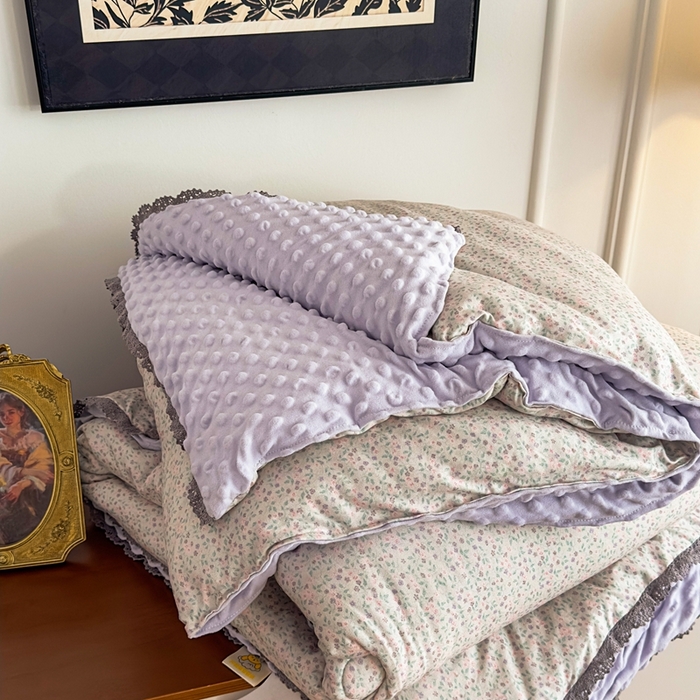 91家纺网 家纺一手货源 找家纺 花满路 2025新款亲肤柔软卡通系列豆豆被子被芯 紫色庄园