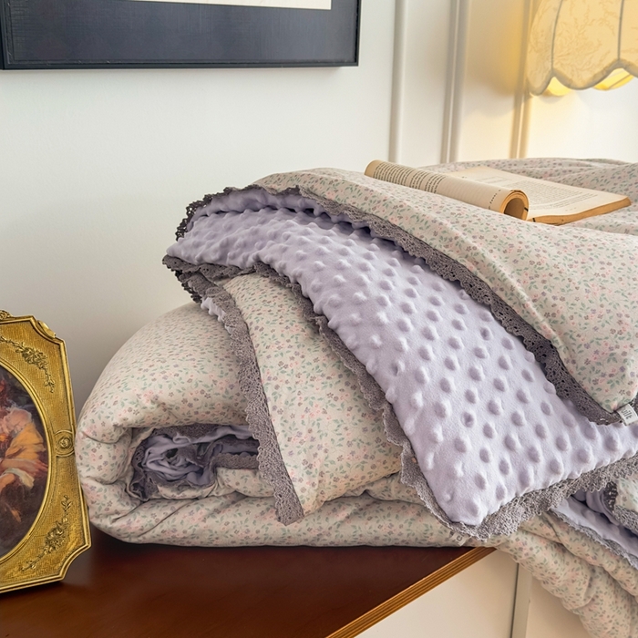 91家纺网 家纺一手货源 找家纺 花满路 2025新款亲肤柔软卡通系列豆豆被子被芯 紫色庄园