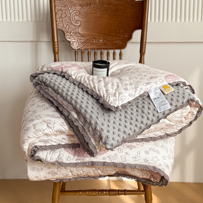 91家纺网 家纺一手货源 找家纺 花满路 2025新款亲肤柔软卡通系列豆豆被子被芯 小兔森林