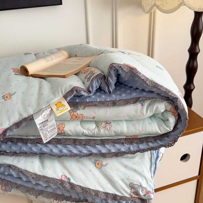 91家纺网 家纺一手货源 找家纺 花满路 2025新款亲肤柔软卡通系列豆豆被子被芯 童话小熊