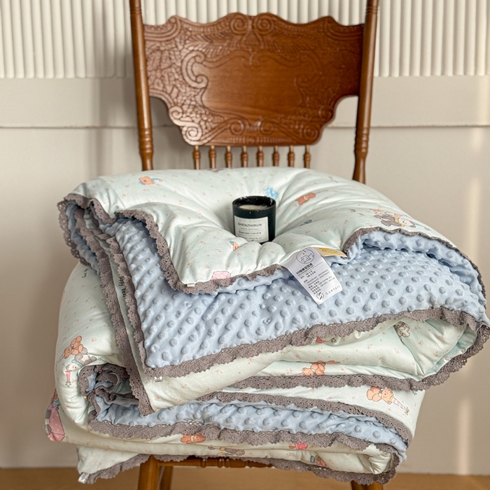 91家纺网 家纺一手货源 找家纺 花满路 2025新款亲肤柔软卡通系列豆豆被子被芯 童话小熊