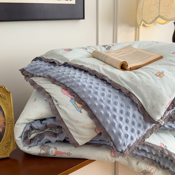 91家纺网 家纺一手货源 找家纺 花满路 2025新款亲肤柔软卡通系列豆豆被子被芯 童话小熊