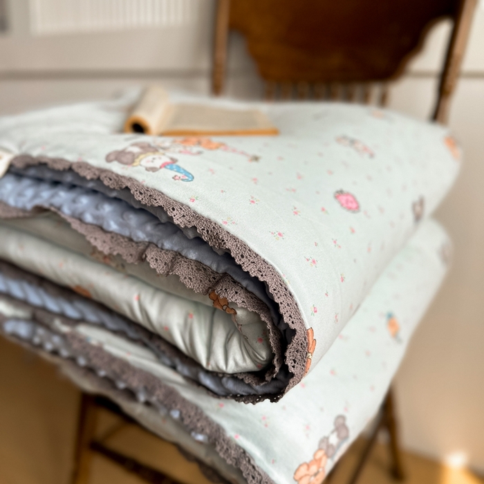 91家纺网 家纺一手货源 找家纺 花满路 2025新款亲肤柔软卡通系列豆豆被子被芯 童话小熊