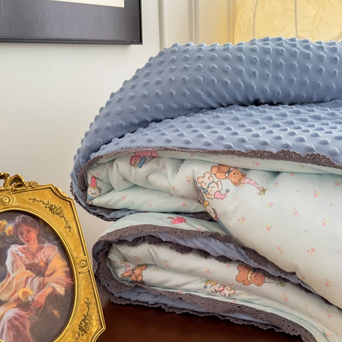 91家纺网 家纺一手货源 找家纺 花满路 2025新款亲肤柔软卡通系列豆豆被子被芯 童话小熊