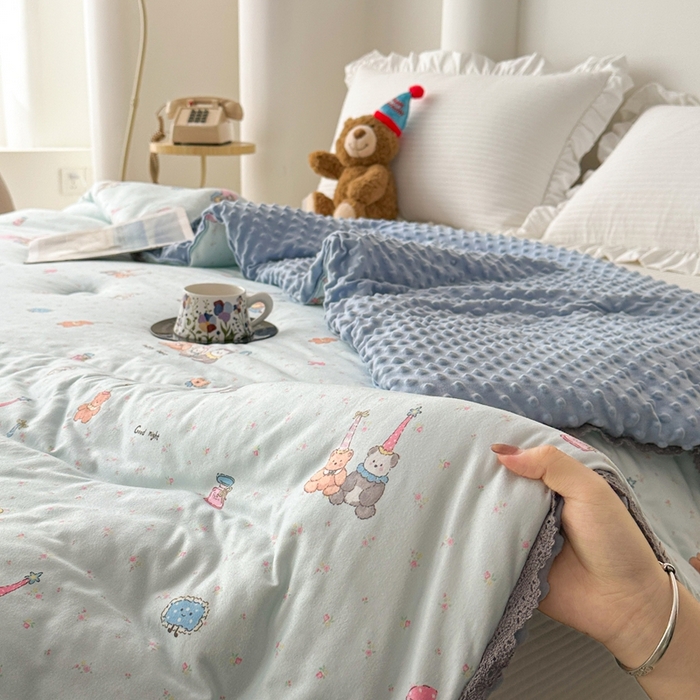 91家纺网 家纺一手货源 找家纺 花满路 2025新款亲肤柔软卡通系列豆豆被子被芯 童话小熊