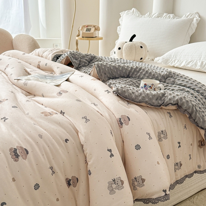 91家纺网 家纺一手货源 找家纺 花满路 2025新款亲肤柔软卡通系列豆豆被子被芯 小熊院长