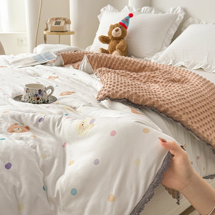 91家纺网 家纺一手货源 找家纺 花满路 2025新款亲肤柔软卡通系列豆豆被子被芯 可爱熊