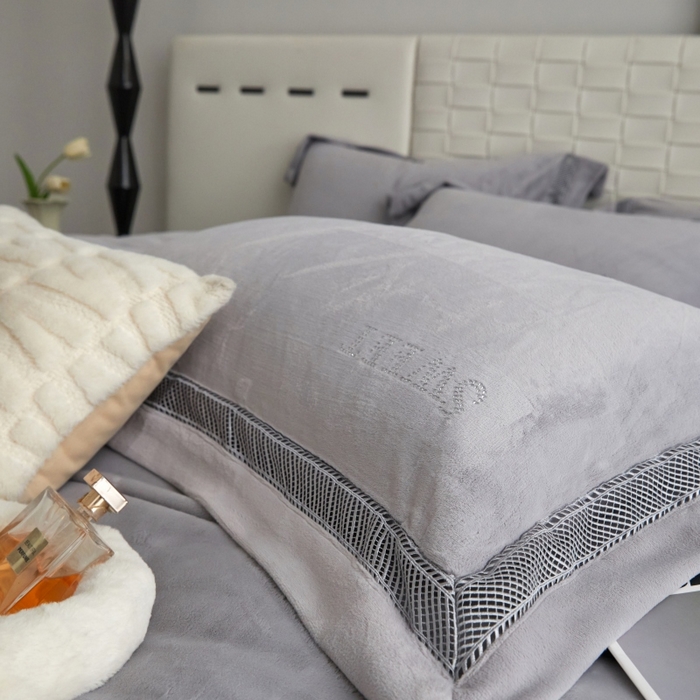 91家纺网 家纺一手货源 找家纺 淼铭家纺 2025新款A类柔肤绒烫钻工艺-奢柔系列 奢柔-轻奢灰