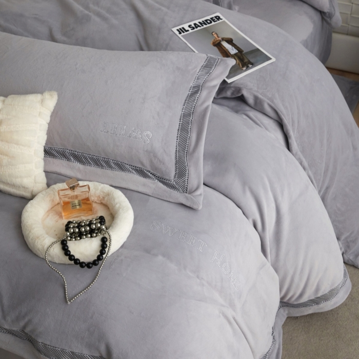 91家纺网 家纺一手货源 找家纺 淼铭家纺 2025新款A类柔肤绒烫钻工艺-奢柔系列 奢柔-轻奢灰