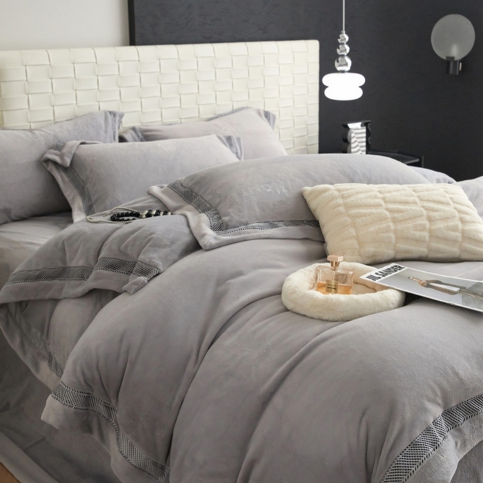 91家纺网 家纺一手货源 找家纺 淼铭家纺 2025新款A类柔肤绒烫钻工艺-奢柔系列 奢柔-轻奢灰