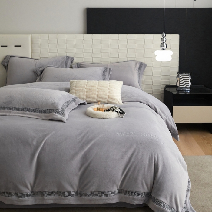 91家纺网 家纺一手货源 找家纺 淼铭家纺 2025新款A类柔肤绒烫钻工艺-奢柔系列 奢柔-轻奢灰