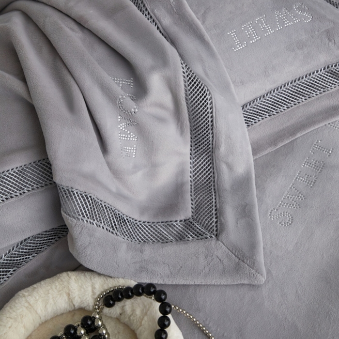 91家纺网 家纺一手货源 找家纺 淼铭家纺 2025新款A类柔肤绒烫钻工艺-奢柔系列 奢柔-轻奢灰