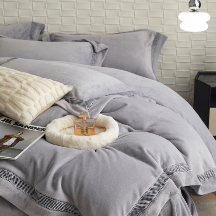 91家纺网 家纺一手货源 找家纺 淼铭家纺 2025新款A类柔肤绒烫钻工艺-奢柔系列 奢柔-轻奢灰