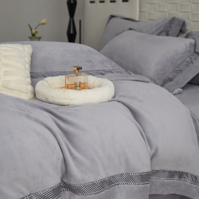 91家纺网 家纺一手货源 找家纺 淼铭家纺 2025新款A类柔肤绒烫钻工艺-奢柔系列 奢柔-轻奢灰