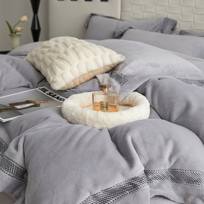 91家纺网 家纺一手货源 找家纺 淼铭家纺 2025新款A类柔肤绒烫钻工艺-奢柔系列 奢柔-轻奢灰