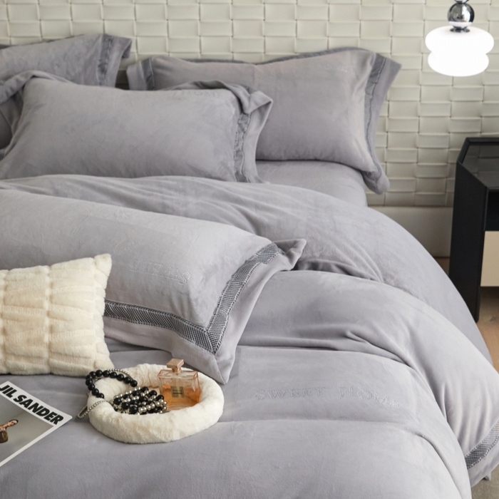 91家纺网 家纺一手货源 找家纺 淼铭家纺 2025新款A类柔肤绒烫钻工艺-奢柔系列 奢柔-轻奢灰