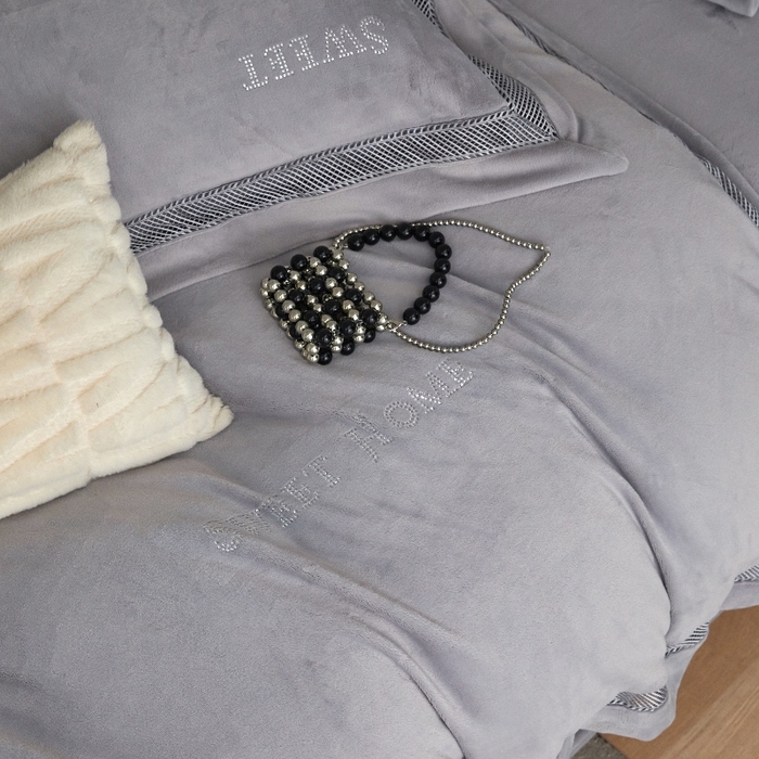 91家纺网 家纺一手货源 找家纺 淼铭家纺 2025新款A类柔肤绒烫钻工艺-奢柔系列 奢柔-轻奢灰