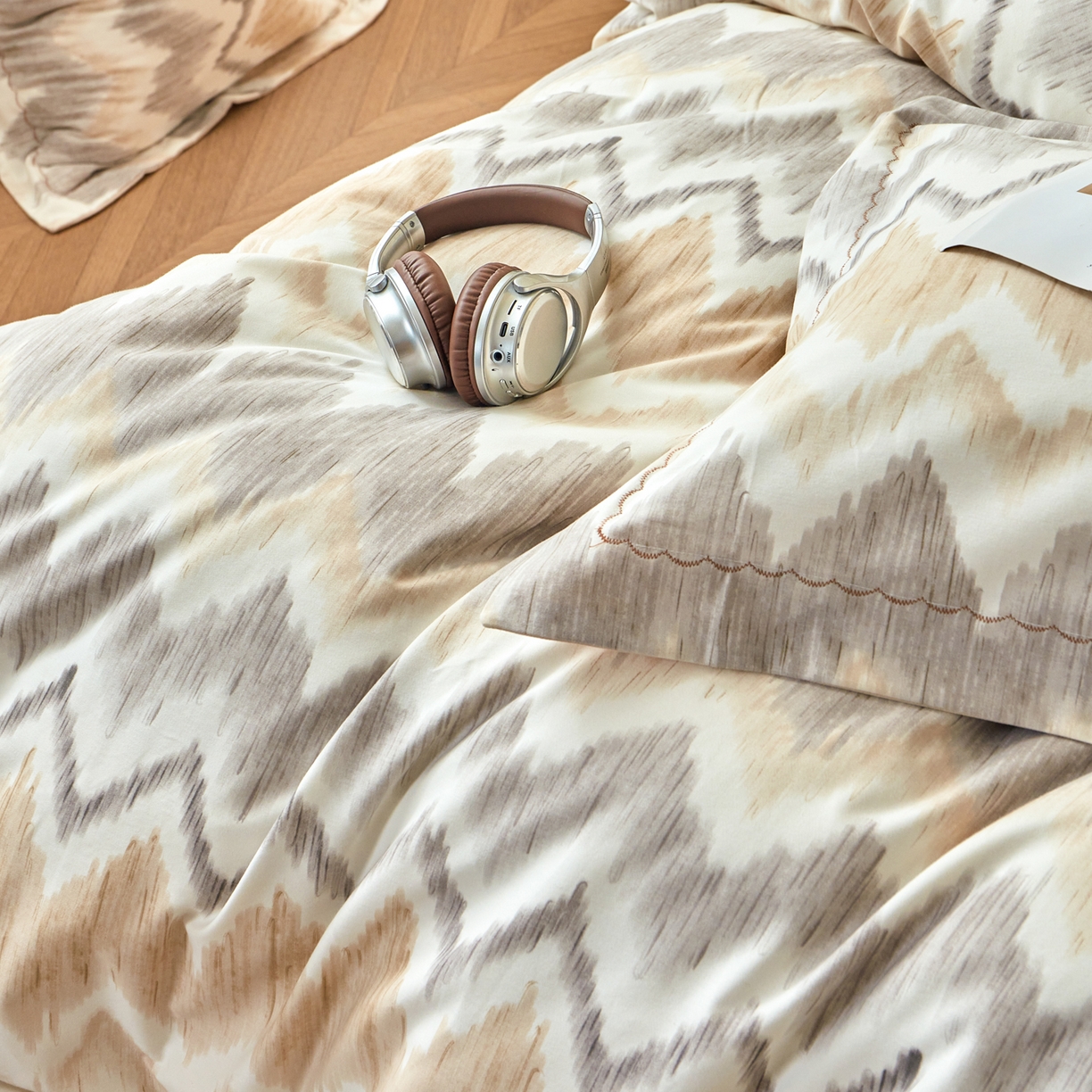 91家纺网 家纺一手货源 找家纺 洺兰家居 2025年新款秋冬加厚全棉磨毛四件套纯棉生态磨毛印花套件 雾岛叙事-卡其