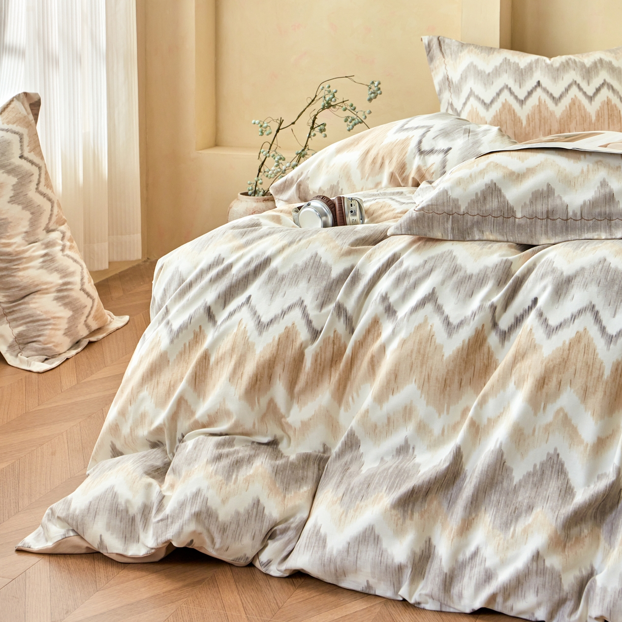 91家纺网 家纺一手货源 找家纺 洺兰家居 2025年新款秋冬加厚全棉磨毛四件套纯棉生态磨毛印花套件 雾岛叙事-卡其