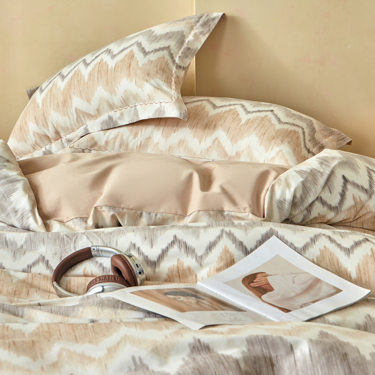 91家纺网 家纺一手货源 找家纺 洺兰家居 2025年新款秋冬加厚全棉磨毛四件套纯棉生态磨毛印花套件 雾岛叙事-卡其