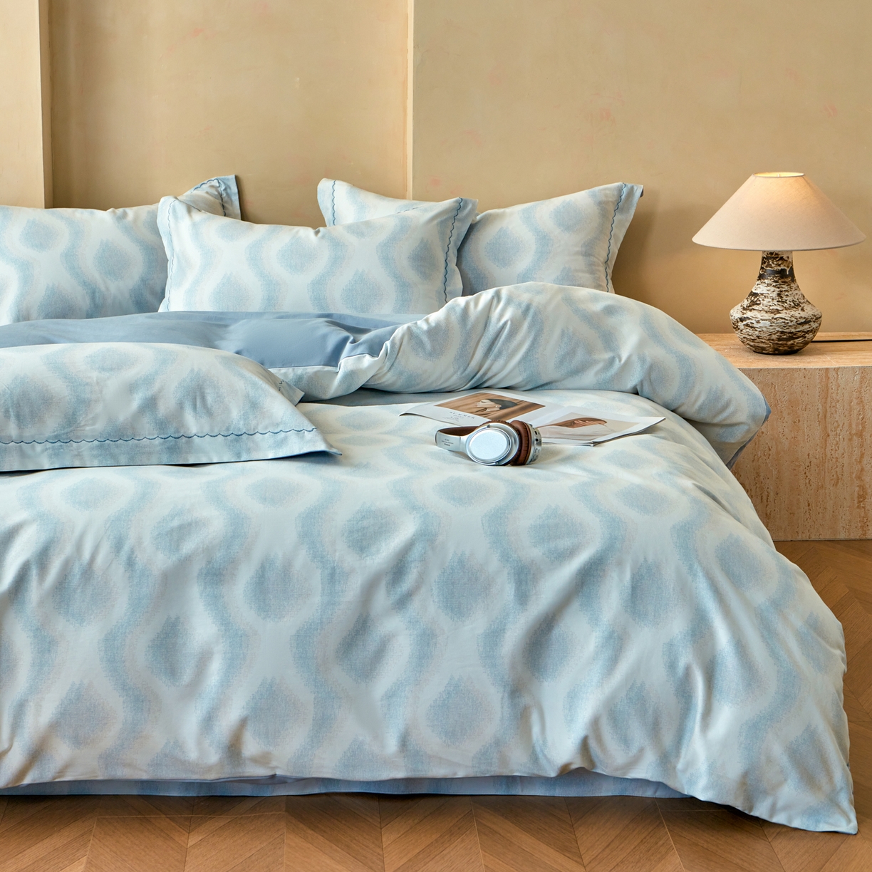 91家纺网 家纺一手货源 找家纺 洺兰家居 2025年新款秋冬加厚全棉磨毛四件套纯棉生态磨毛印花套件 雾里看花-蓝