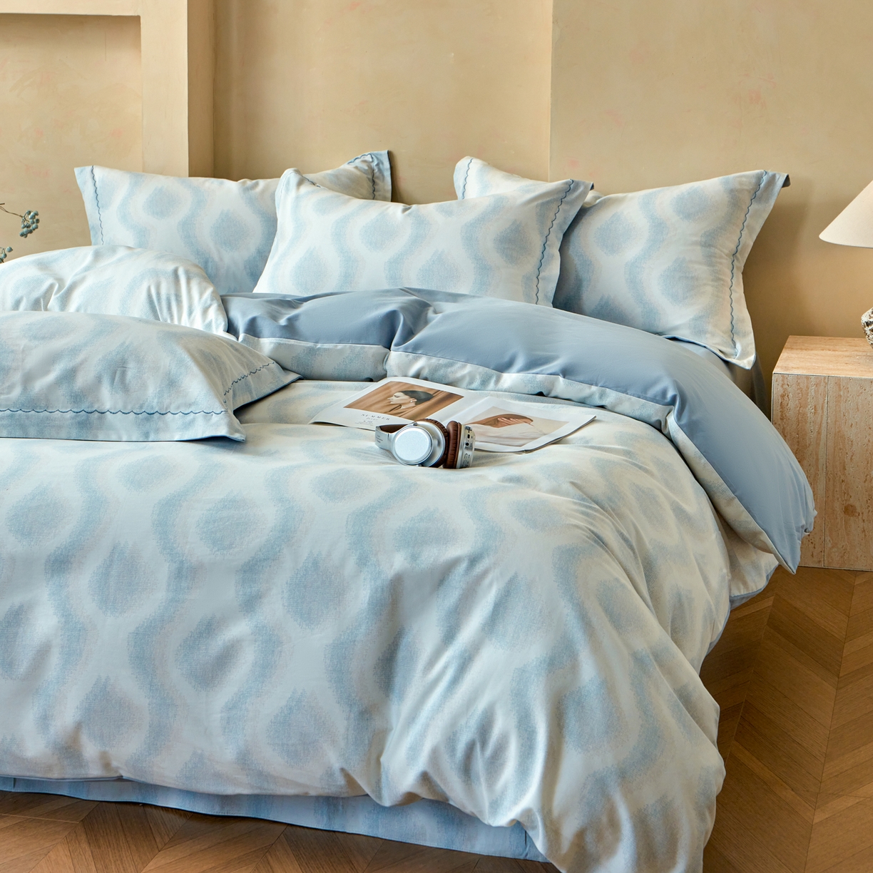 91家纺网 家纺一手货源 找家纺 洺兰家居 2025年新款秋冬加厚全棉磨毛四件套纯棉生态磨毛印花套件 雾里看花-蓝