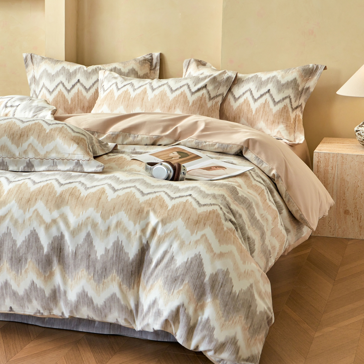 91家纺网 家纺一手货源 找家纺 洺兰家居 2025年新款秋冬加厚全棉磨毛四件套纯棉生态磨毛印花套件 雾岛叙事-卡其