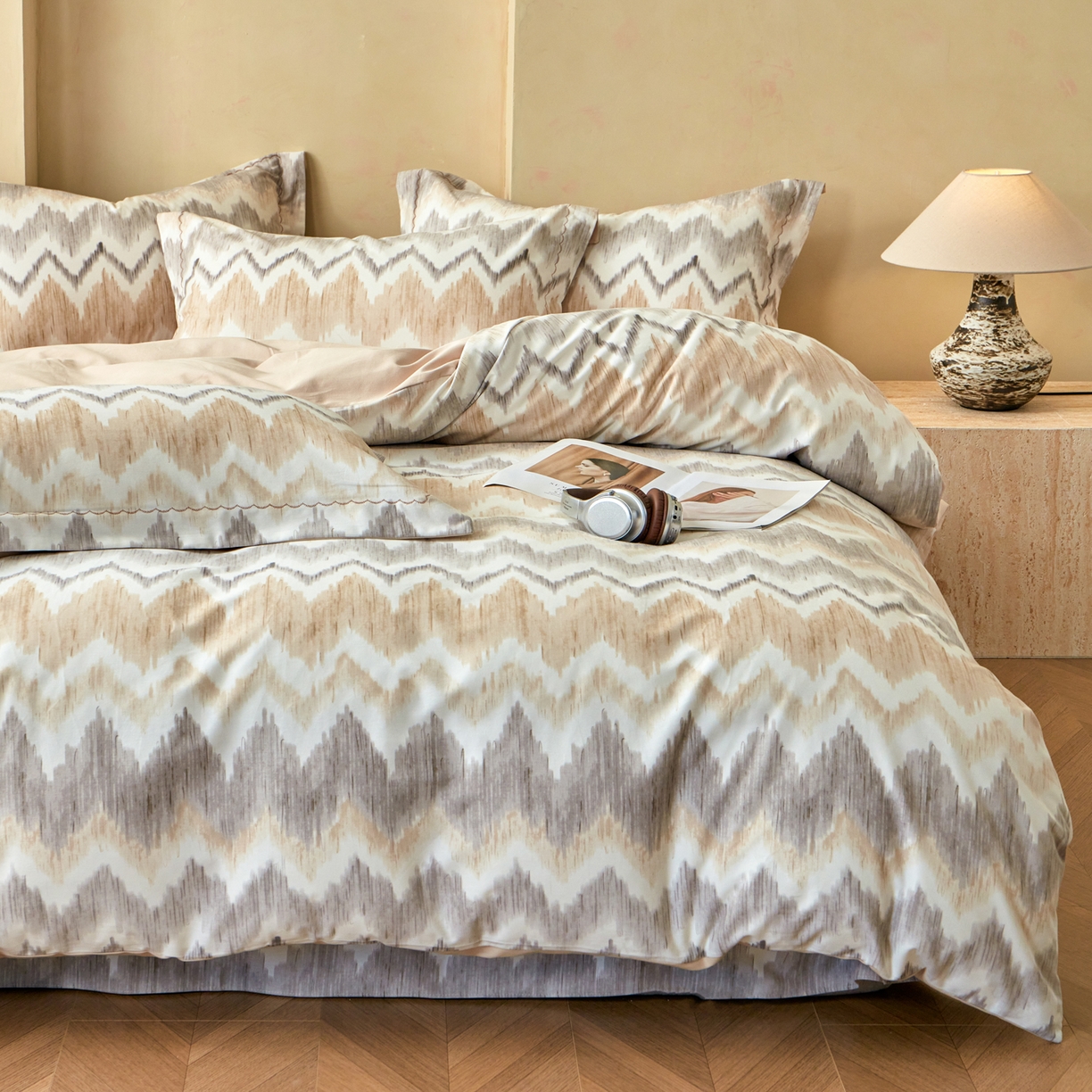 91家纺网 家纺一手货源 找家纺 洺兰家居 2025年新款秋冬加厚全棉磨毛四件套纯棉生态磨毛印花套件 雾岛叙事-卡其