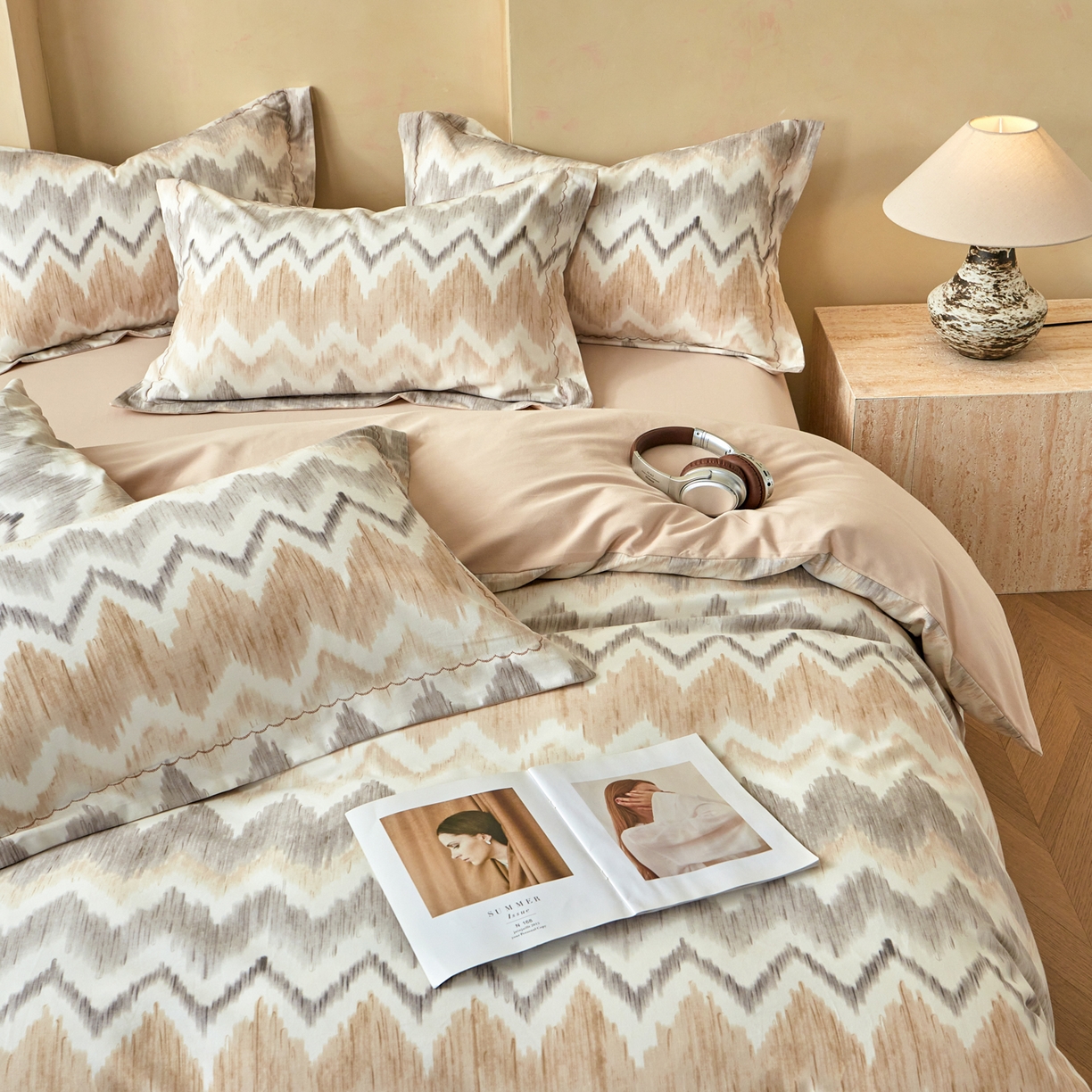 91家纺网 家纺一手货源 找家纺 洺兰家居 2025年新款秋冬加厚全棉磨毛四件套纯棉生态磨毛印花套件 雾岛叙事-卡其