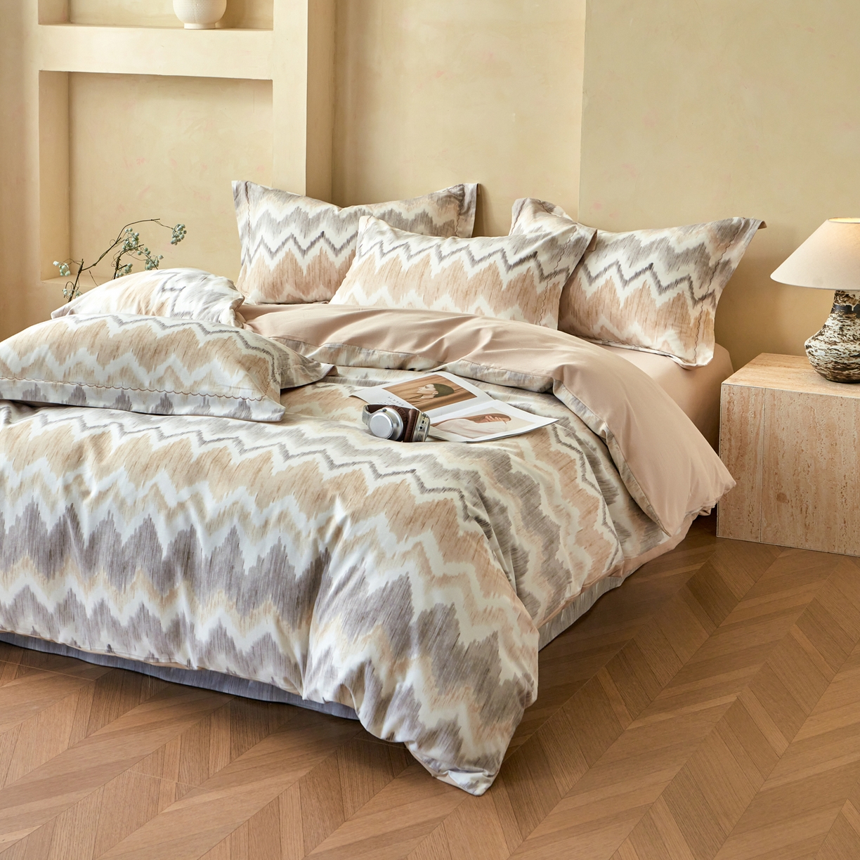 91家纺网 家纺一手货源 找家纺 洺兰家居 2025年新款秋冬加厚全棉磨毛四件套纯棉生态磨毛印花套件 雾岛叙事-卡其