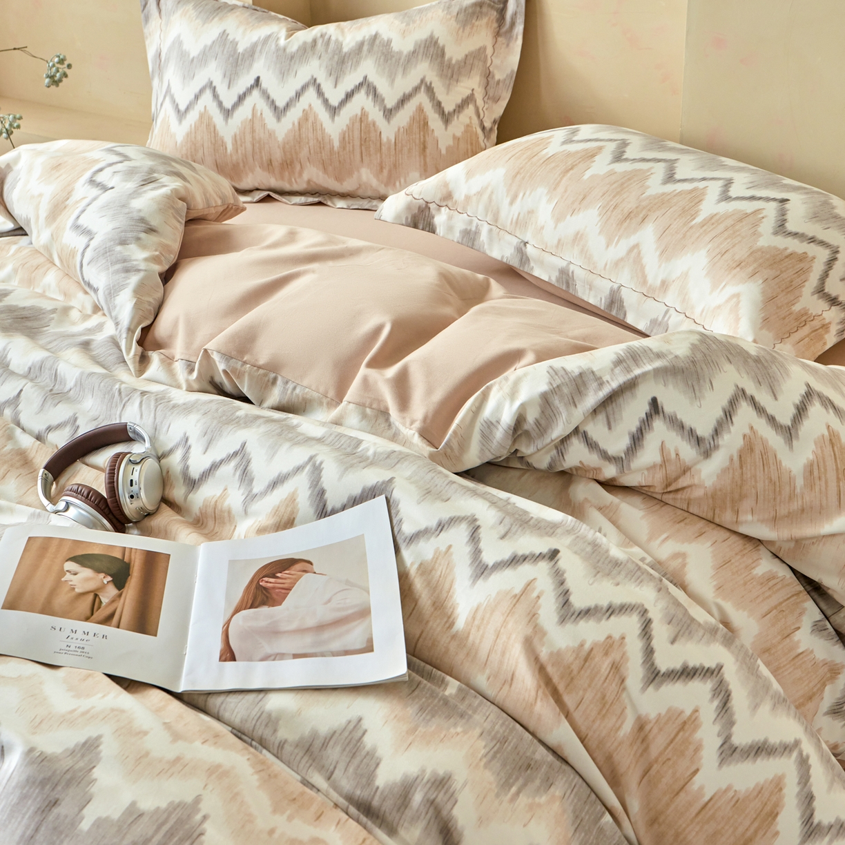 91家纺网 家纺一手货源 找家纺 洺兰家居 2025年新款秋冬加厚全棉磨毛四件套纯棉生态磨毛印花套件 雾岛叙事-卡其