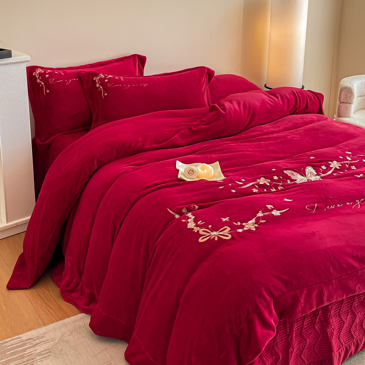 91家纺网 家纺一手货源 找家纺 （总）控价 新方向 2025新款全消光A类刺绣牛奶绒四件套-婚庆红色系列