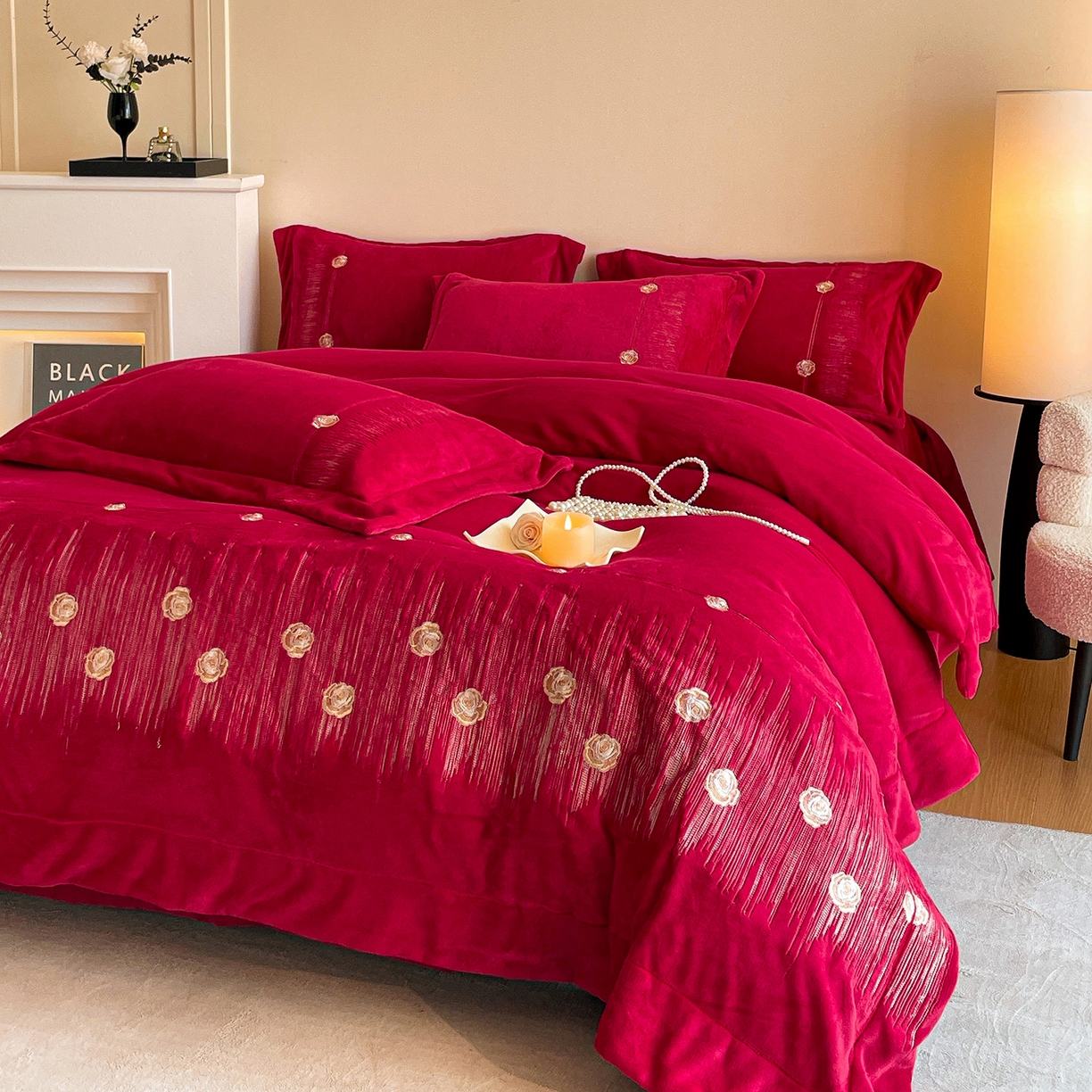 91家纺网 家纺一手货源 找家纺 新方向 2025新款全消光A类刺绣牛奶绒四件套-婚庆红色系列 玫瑰人生-洋酒红