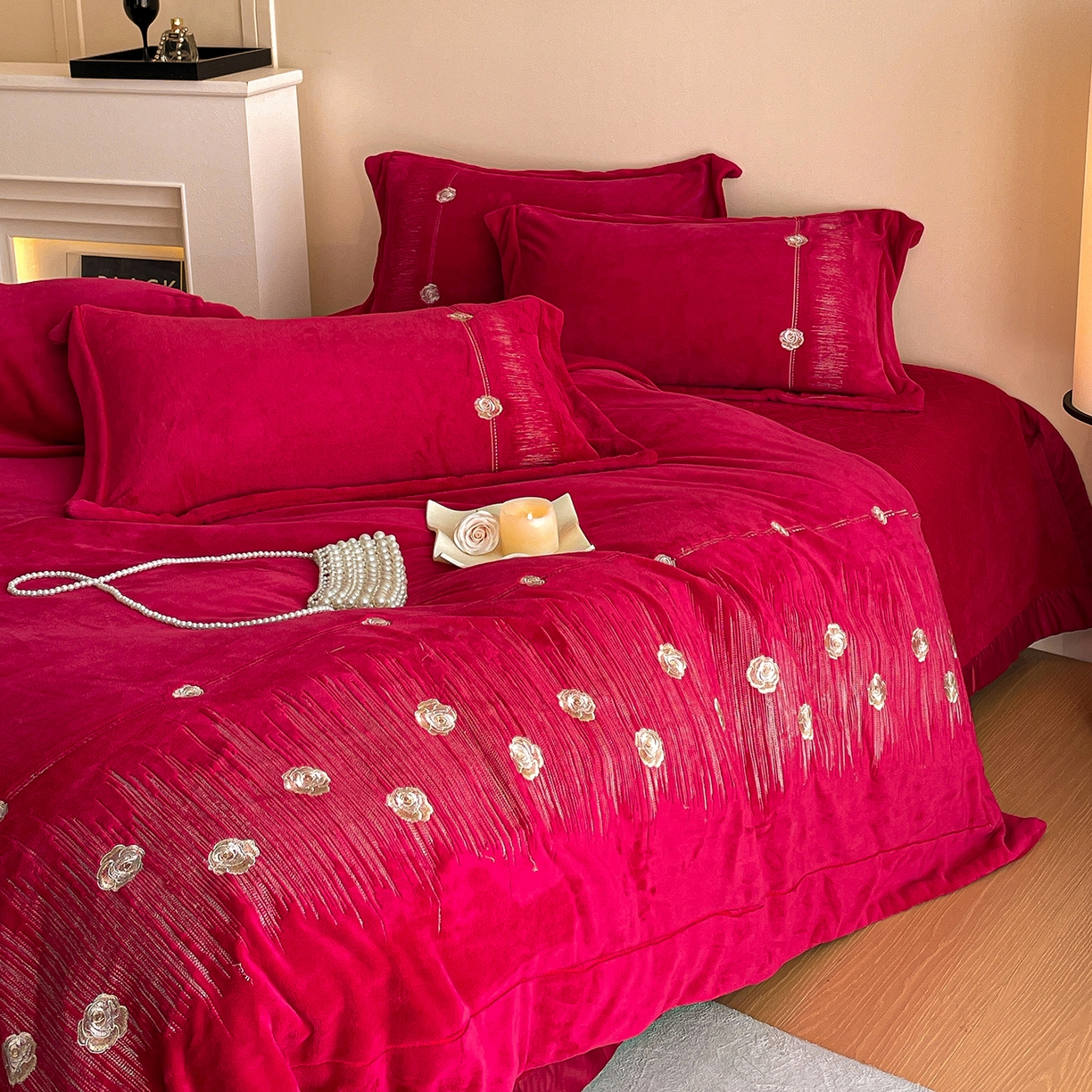 91家纺网 家纺一手货源 找家纺 新方向 2025新款全消光A类刺绣牛奶绒四件套-婚庆红色系列 玫瑰人生-洋酒红