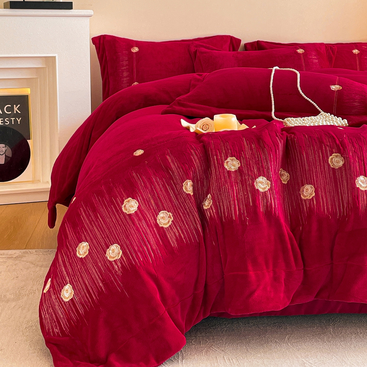 91家纺网 家纺一手货源 找家纺 新方向 2025新款全消光A类刺绣牛奶绒四件套-婚庆红色系列 玫瑰人生-洋酒红