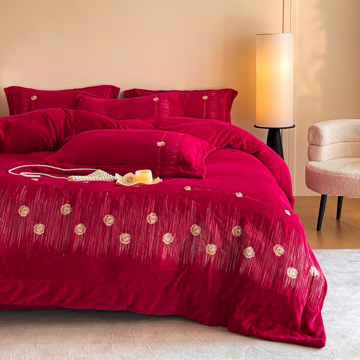91家纺网 家纺一手货源 找家纺 新方向 2025新款全消光A类刺绣牛奶绒四件套-婚庆红色系列 玫瑰人生-洋酒红