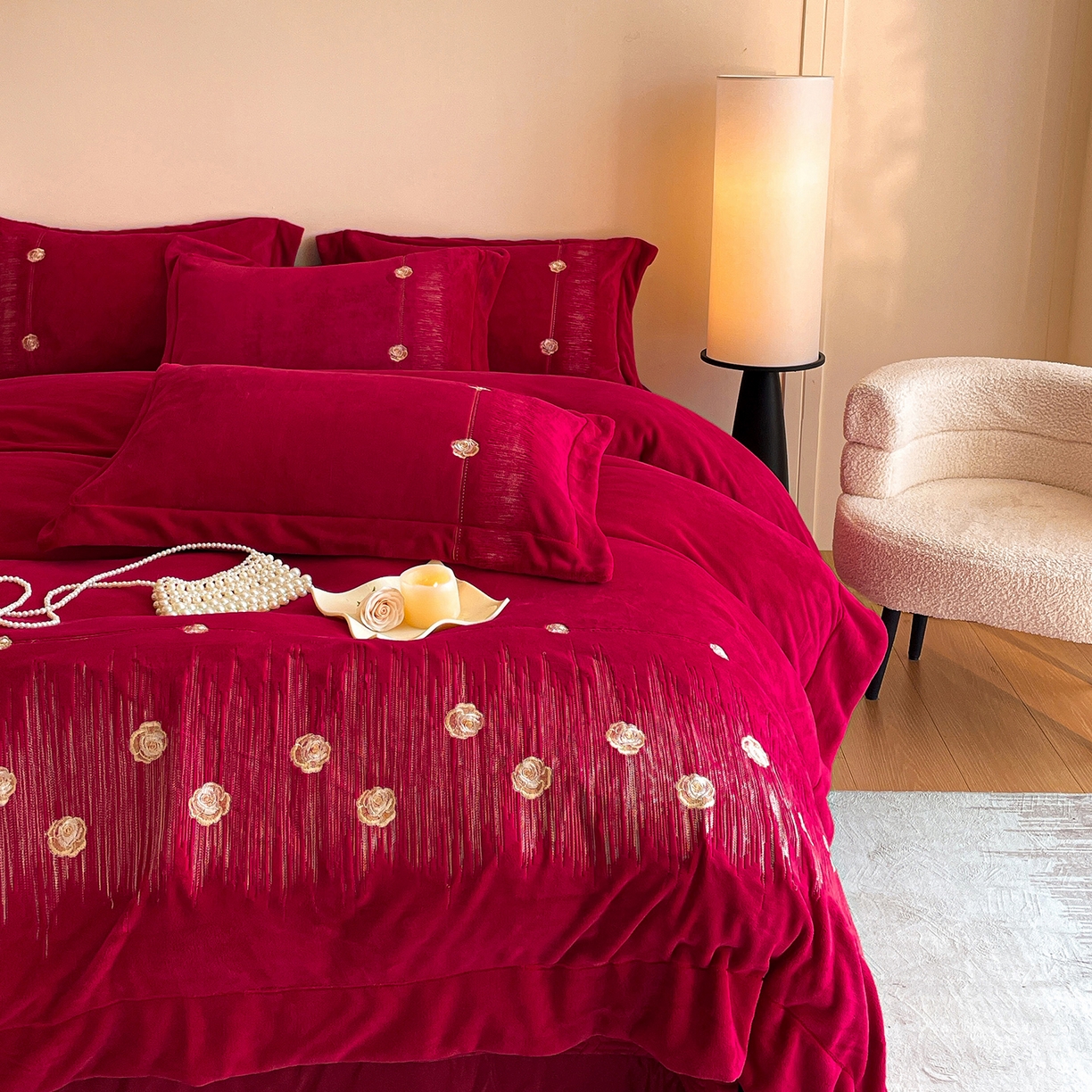 91家纺网 家纺一手货源 找家纺 新方向 2025新款全消光A类刺绣牛奶绒四件套-婚庆红色系列 玫瑰人生-洋酒红