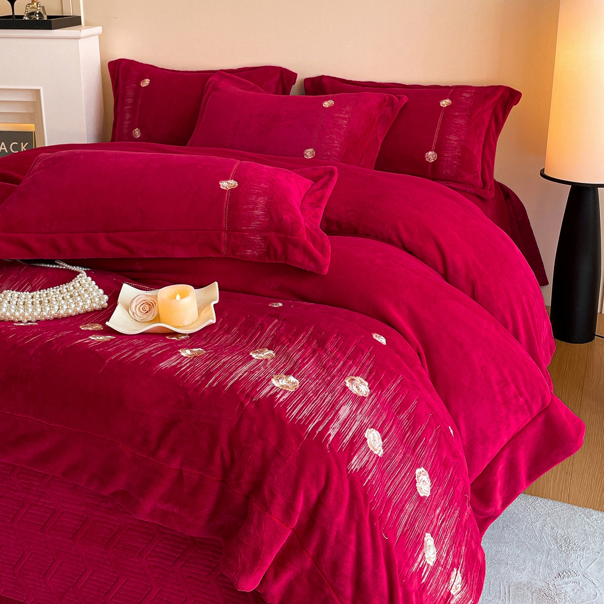 91家纺网 家纺一手货源 找家纺 新方向 2025新款全消光A类刺绣牛奶绒四件套-婚庆红色系列 玫瑰人生-洋酒红