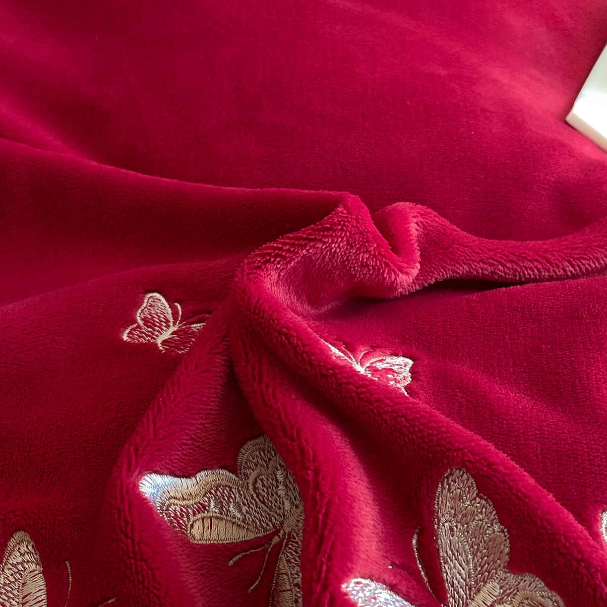 91家纺网 家纺一手货源 找家纺 新方向 2025新款全消光A类刺绣牛奶绒四件套-婚庆红色系列 蝶舞-洋酒红