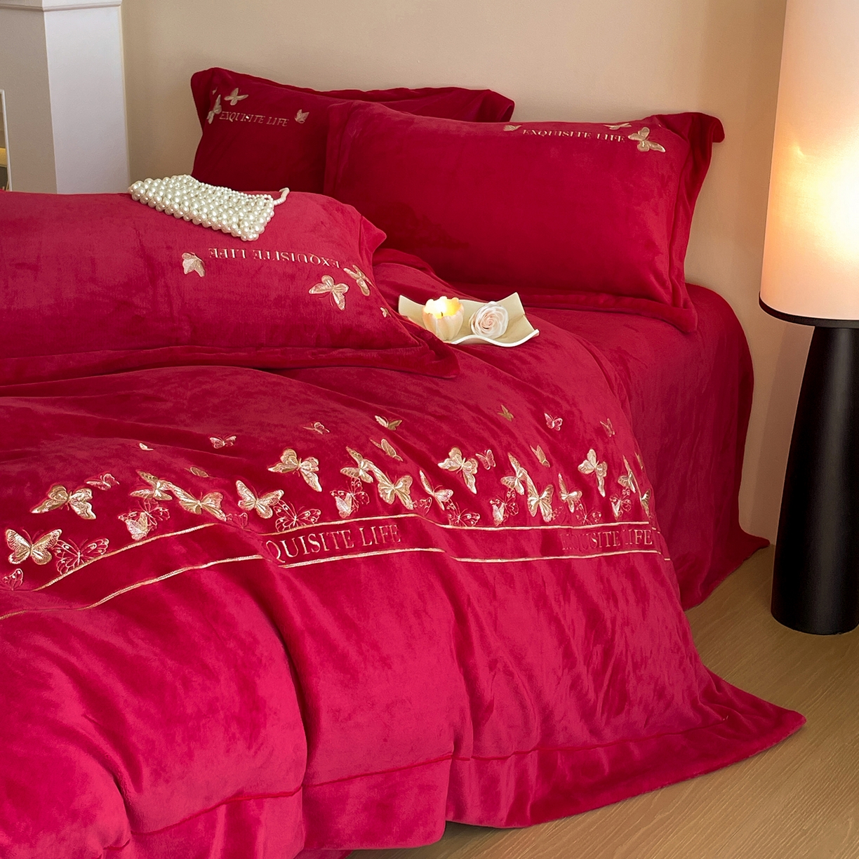 91家纺网 家纺一手货源 找家纺 新方向 2025新款全消光A类刺绣牛奶绒四件套-婚庆红色系列 蝶舞-洋酒红